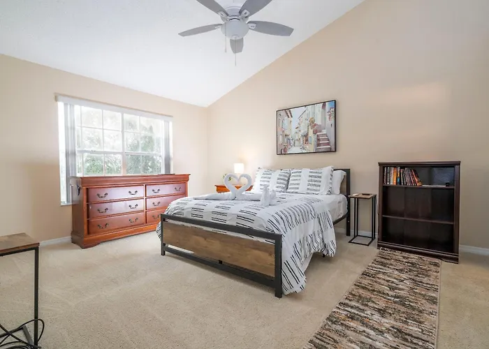 Beautiful Cozy Retreat Near Disney - Spacious Condo